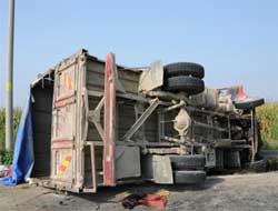 Tarım İşçilerini Taşıyan Kamyonet Takla Attı