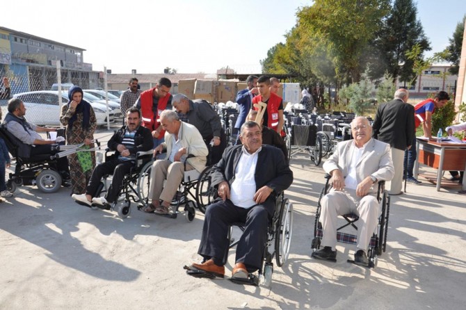 Batman’da Suriyelilere tekerlekli sandalye dağıtıldı