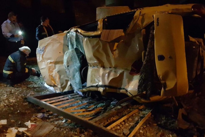 Ağrı'nın Yüzüncüyıl mahallesinde prüden düşen otomobilde 1 kişi yaralandı