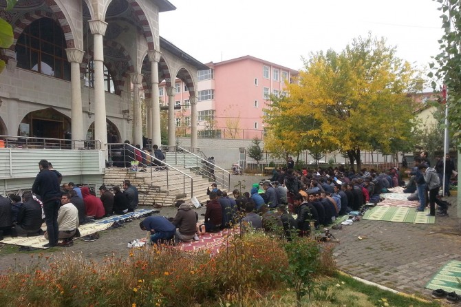 Muş’ta Cuma Namazı vaktinde Camiler ihtiyacı karşılamıyor