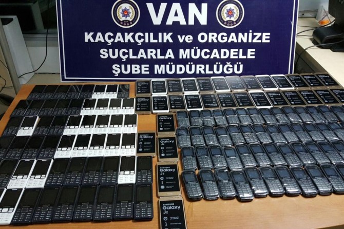 Van’da kargo aktarım merkezlerinde kaçak cep telefonu ele geçirildi