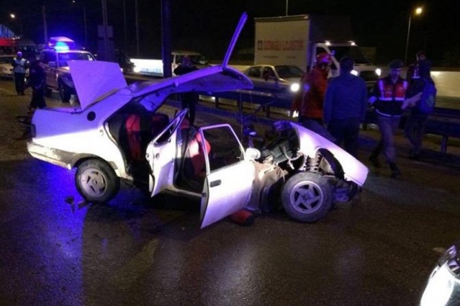 Bursa Gürsu'da otomobil bariyerlere çarptı: 2 ölü