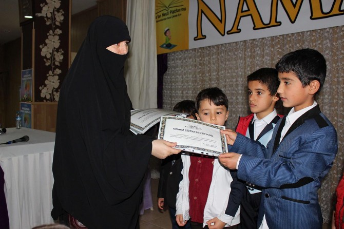 Elazığ'ta namaz kılmayı öğrenen öğrencilere sertifika verildi
