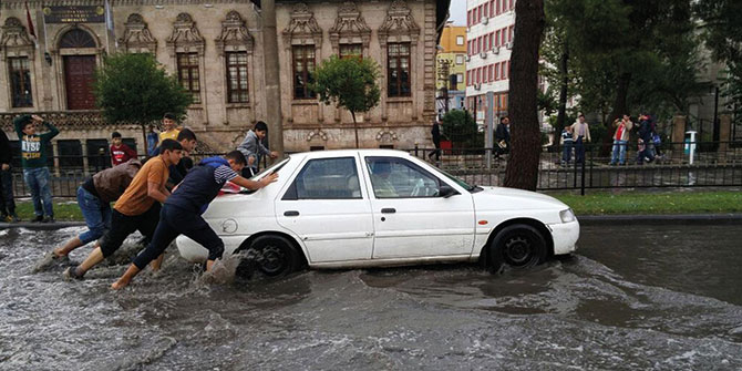 Şanlıurfa’da aniden bastıran yağmur ve dolu hayatı felç etti
