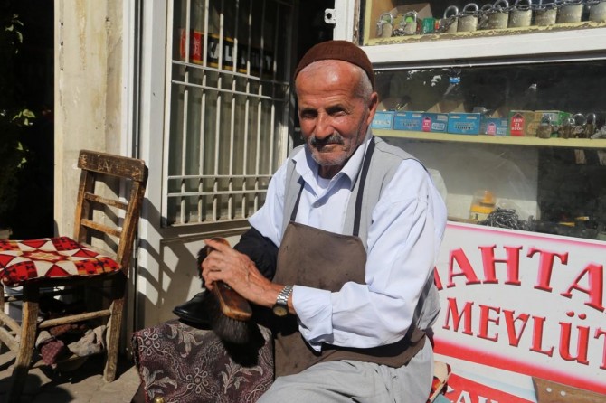 Di gel umrê xweyê kal ew boyextiya pêlavan dike