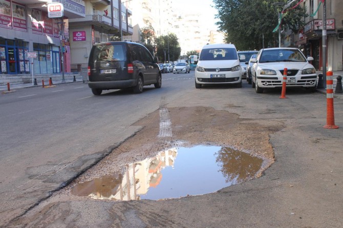 Şanlıurfa Cengiz Topel Caddesi esnafından kapatılmayan çukurlara tepki