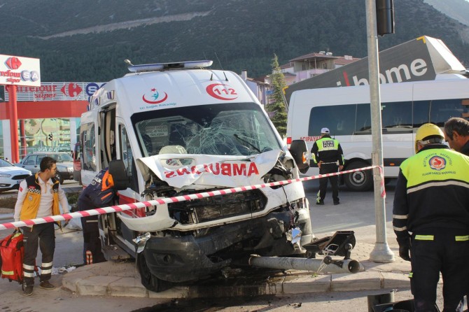 Denizli Pamukkale'de ambulansın karıştığı kazada 7 kişi yaralandı
