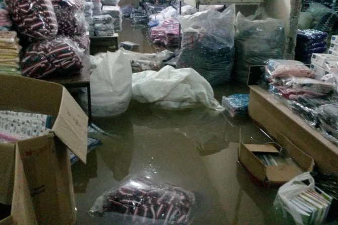 Siverek’te rögarlar tıkanınca işyerlerini su bastı