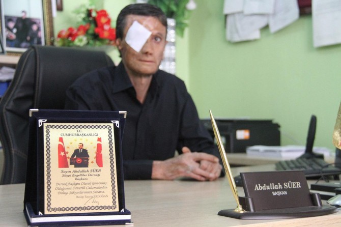 Cumhurbaşkanı Erdoğan’dan engelli başkana plaket