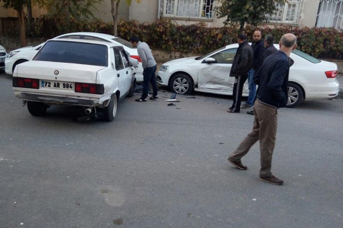 Batman’da otomobil park halindeki araçlara çarptı