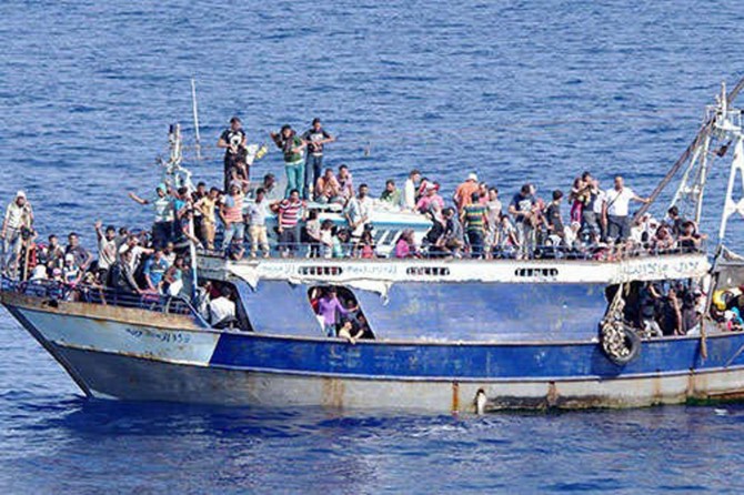 Libya açıklarında mülteci gemisi battı: 239 ölü