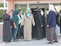 Sık Sık Suları Kesilen Aileler Belediyeye Yürüdü