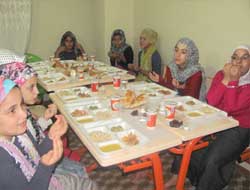 Kız Kur'an Kursu Öğrencilerine İftar