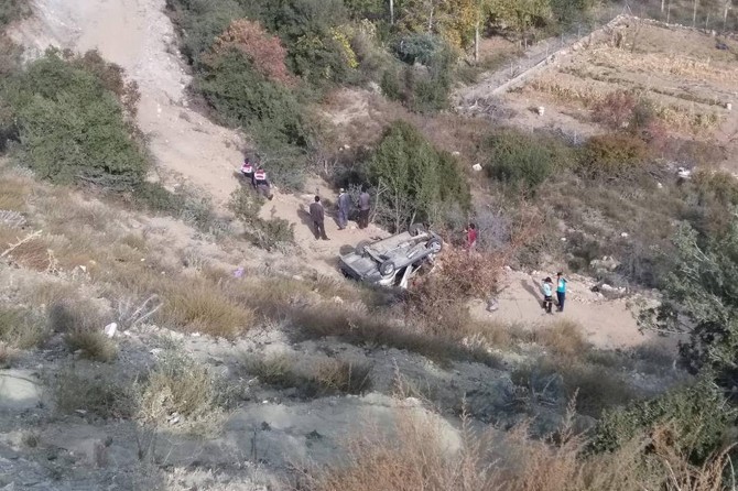 Denizli Merkezefendi'de otomobil uçurumdan yuvarlandı: 1 ölü