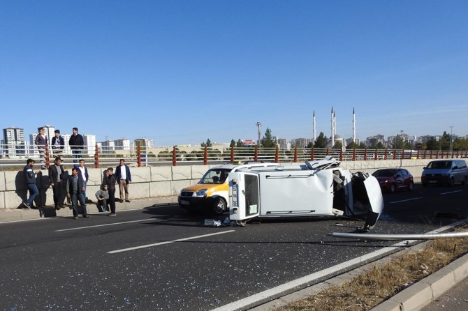 Diyarbakır’da otomobil aydınlatma direklerine çarptı