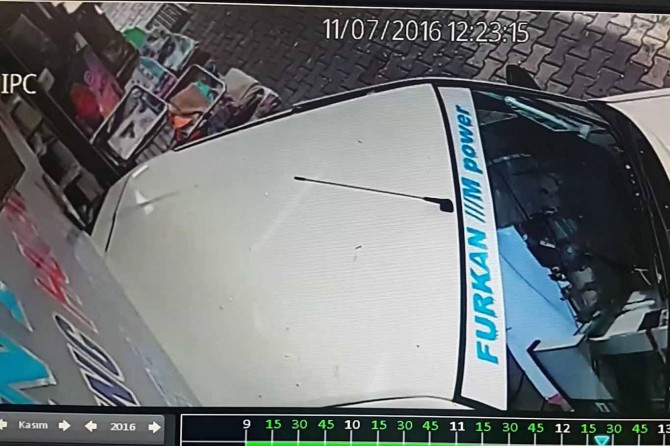 Adıyaman'ın Hoca Ömer Mahallesi'nde geri viteste giden otomobil iş yerine girdi