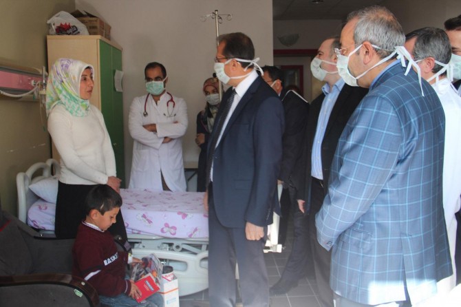 Van’da lösemili çocuklara oyuncak dağıtıldı