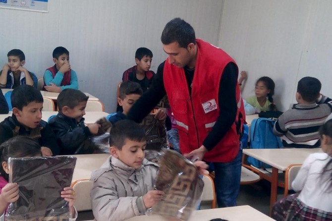Kızılay'dan Suriyeli öğrencilere kışlık yardımı