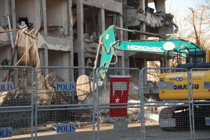 Diyarbakır'daki patlamada hasar gören emniyet binası yıkılıyor