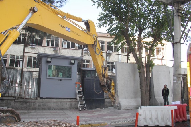 Diyarbakır'daki emniyet binasının etrafı beton bloklarla çevriliyor