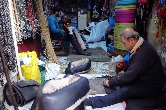 Gaziantepli saraç ustası baba mesleğini oğluna öğretiyor