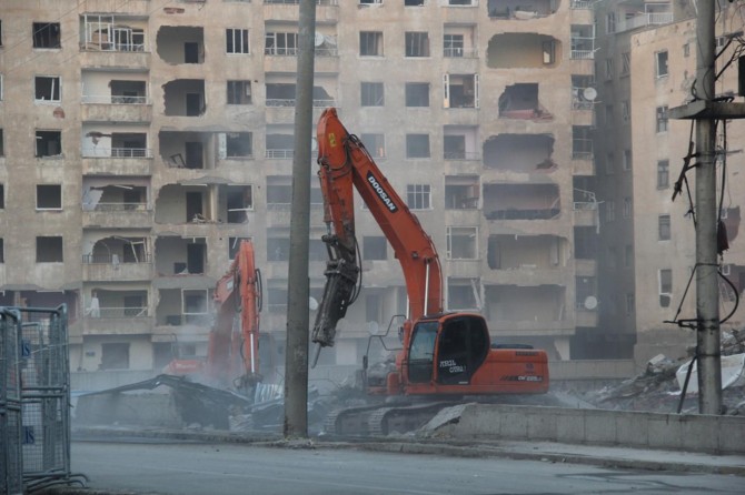 Bombalı saldırında hasar gören binalar yıkılıyor