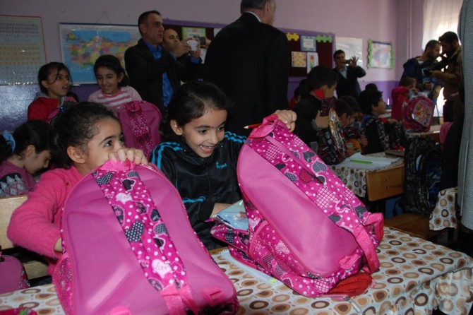 Kızılay’dan Surlu öğrencilere yardım