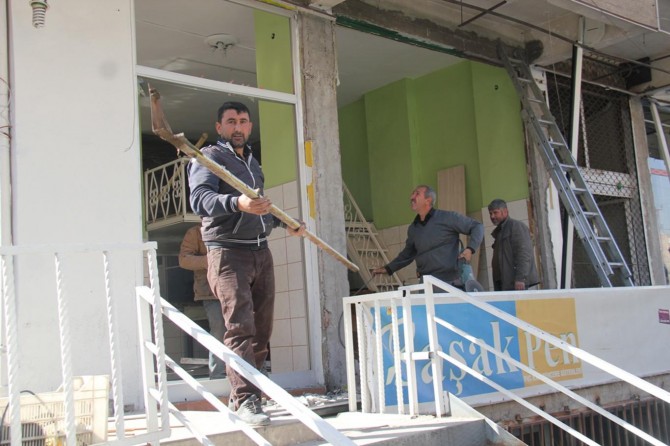 Diyarbakır’daki bombalı saldırıda zarar gören esnaf yaralarını sarıyor
