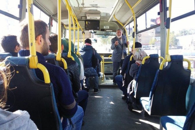 Yaşlı amcanın İslam’ı tebliğ etme azmi imrendiriyor