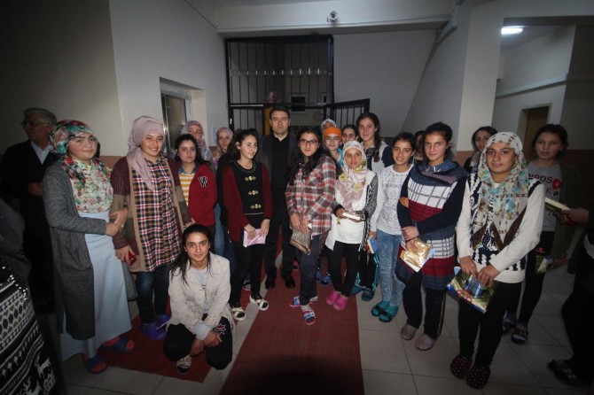 Ağrı Valisi Musa Işın, öğrencilerle bir araya geldi