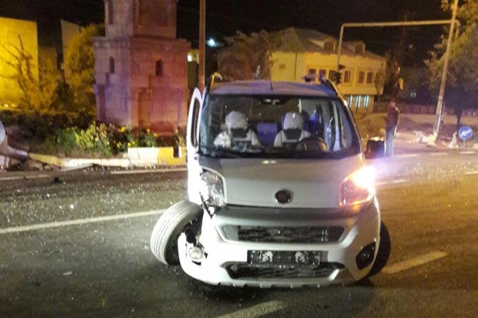 Çınar'da hafif ticari araç ile kamyon çarpıştı: 1 yaralı