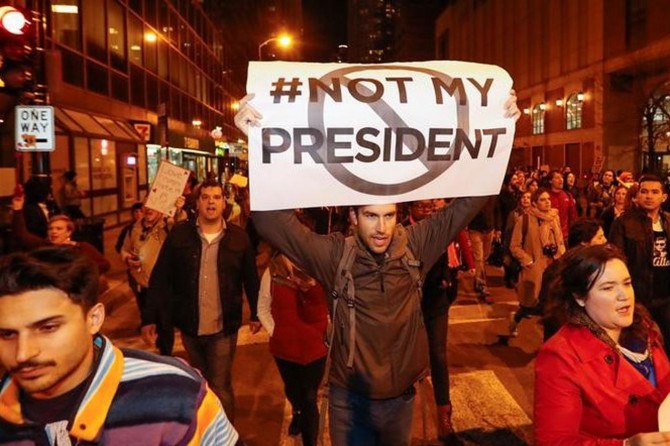 Trump karşıtları gösterilerde bir kişi vuruldu