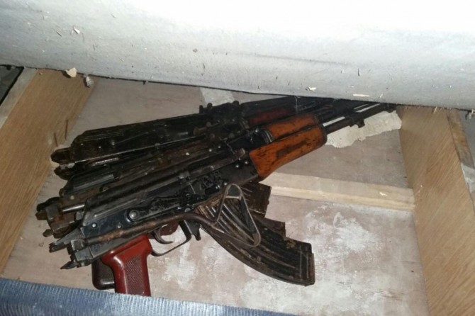 Silvan'da metruk binada silah ve mühimmatı ele geçirildi