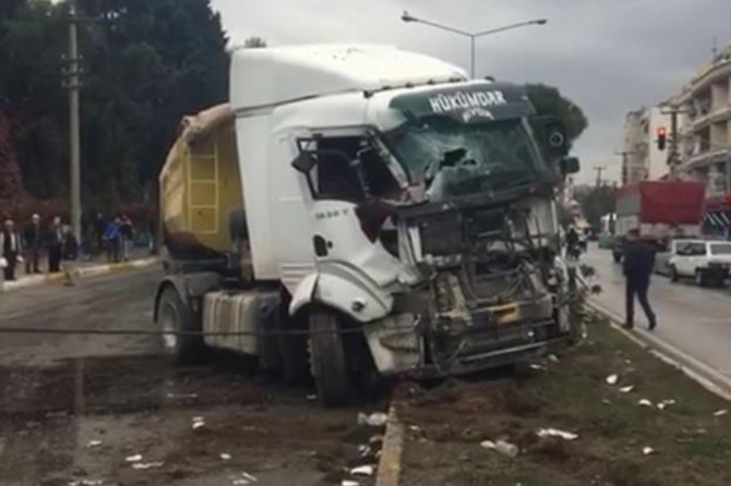 Manisa Akhisar'da TIR otobüse çarptı: 28 yaralı