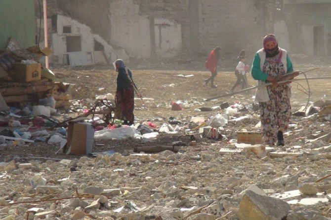 Nusaybin’de yıkım ve enkaz kaldırma çalışmaları sürüyor