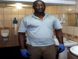 Gineli profesör tuvalet temizliyor