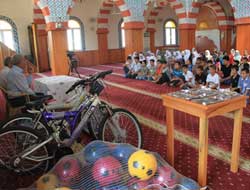 Kur'an Kursu Öğrencilerine Çeşitli Hediyeler Verildi