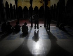 Bangladeş'te mescitte yangın: 13 ölü