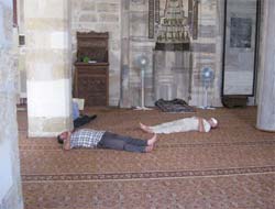 Sıcaktan Kaçanlar Camiye Sığınıyor