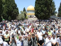Mescid-i Aksa'da 350 Bin Kişi Cuma Namazı Kıldı