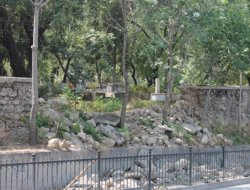 Mezarlık Duvarı Tehlike Saçıyor