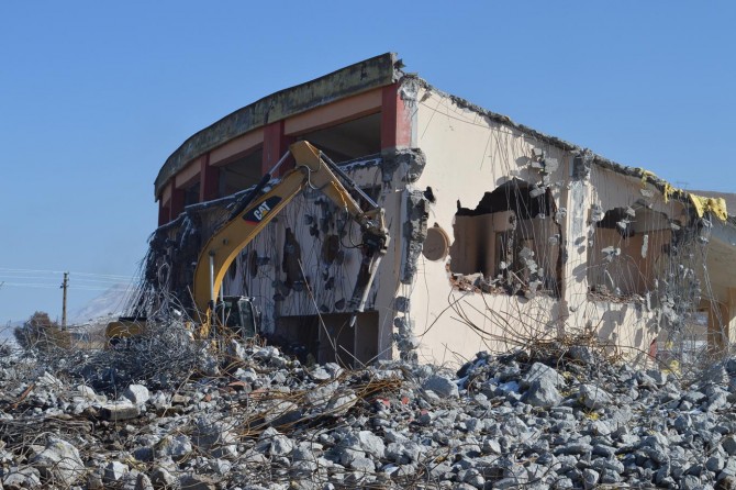 Bitlis’te kullanılmayan otogar yıkıldı