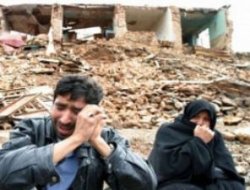 İran deprami: 306 ölü, 3037 yaralı