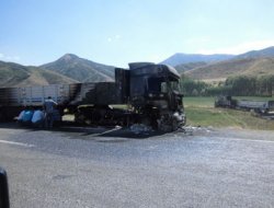 PKK'lılar 2 TIR'ı Ateşe Verdi