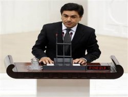 BDP'li Bengi Yıldız 'aile dostu' ile evlendi