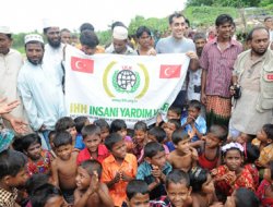 İHH, Bayrama Arakanlıların Mülteci Kamplarında Yardımla Girdi