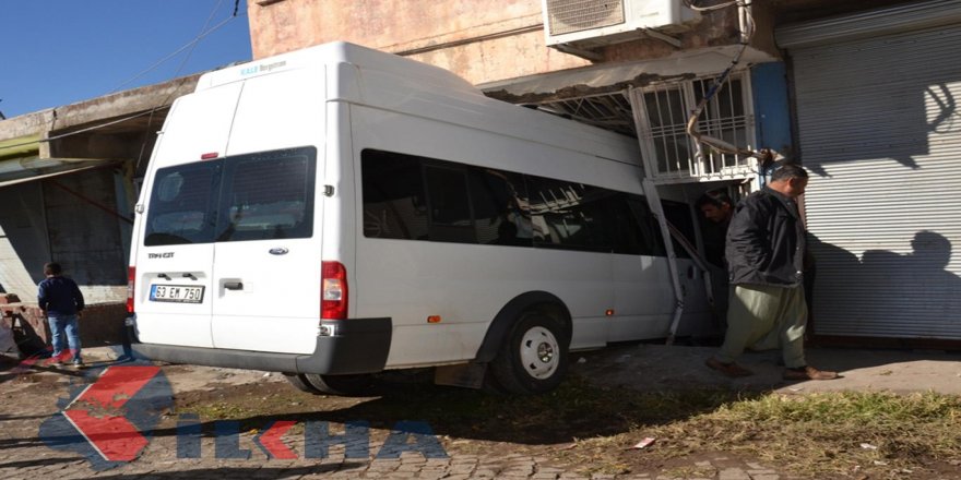 Yolcu minibüsü işyerine girdi