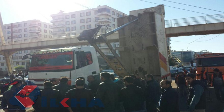 Damperi açılan kamyon üst geçide çarptı