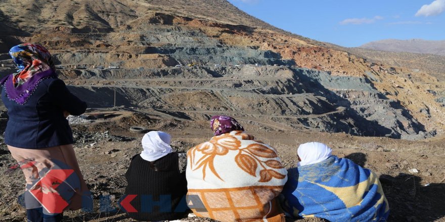 Maden işçilerinin aileleri bekleyişini sürdürüyor