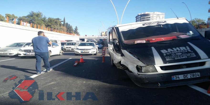 Yapım aşamasındaki kavşakta zincirleme kaza